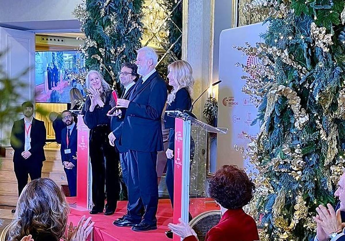 Antonio Moral (a la derecha), tras recibir la medalla.