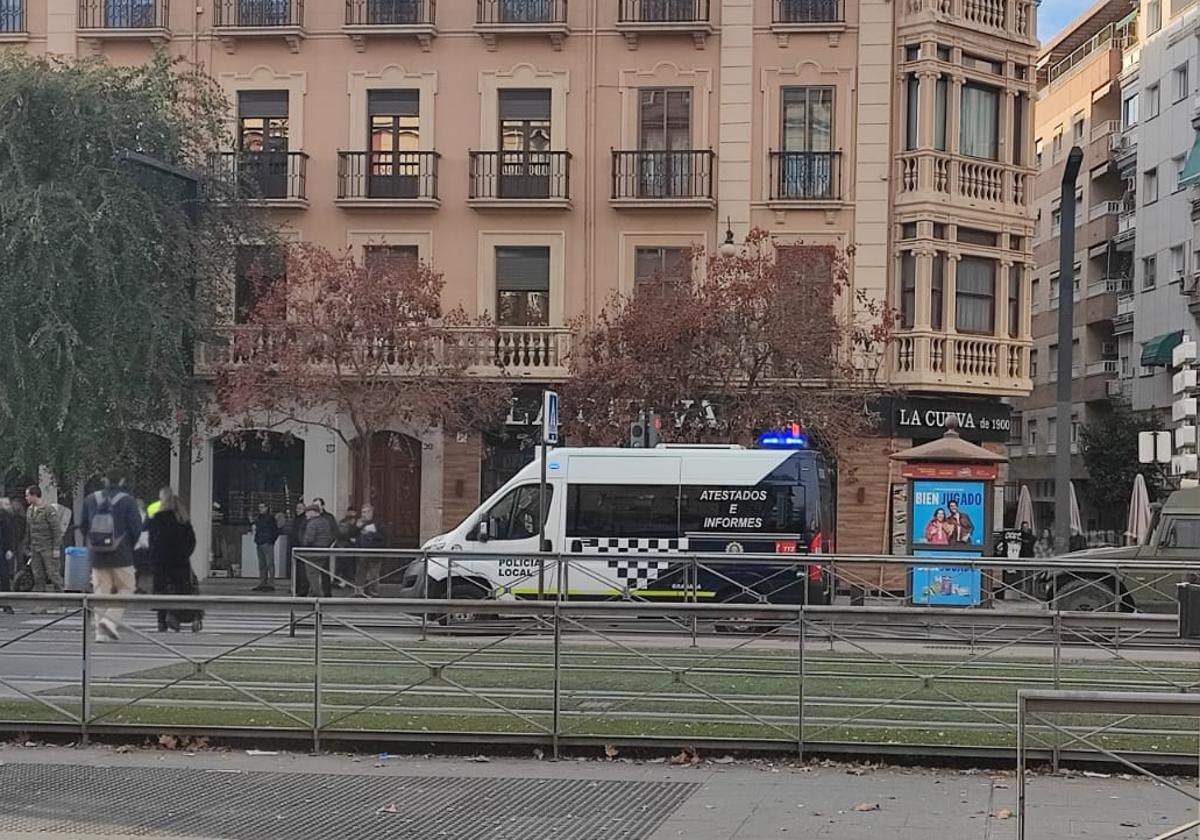 Unidad de Atestados de la Policía Local de Granada desplazada al lugar del atropello