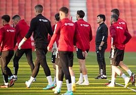 Alexander Medina, entre sus jugadores.