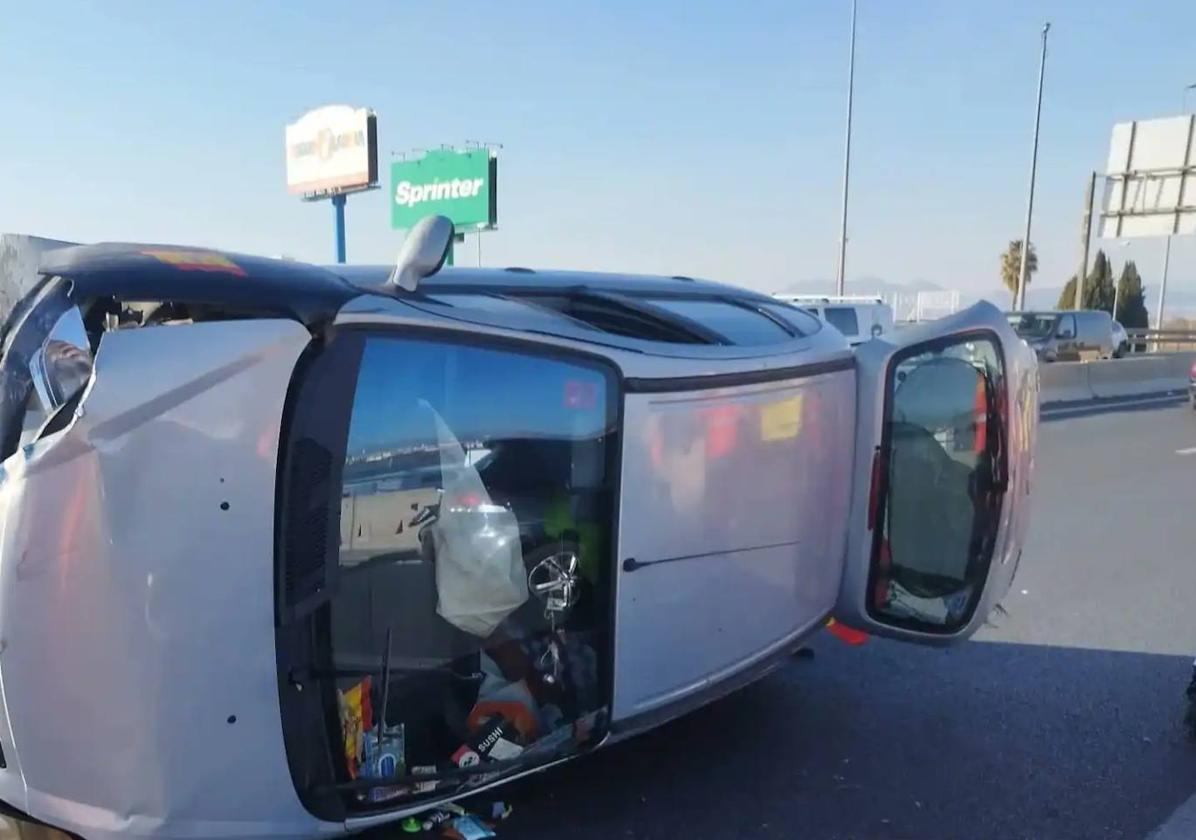 Estado en el que quedó el coche volcado.