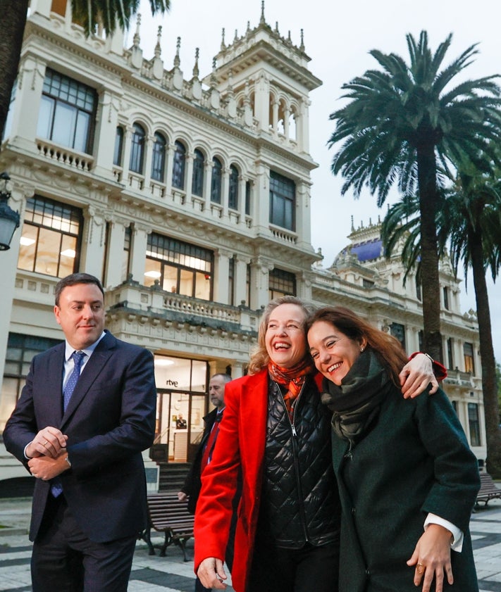 Imagen secundaria 2 - Presentación de la candidatura, rueda de prensa tras la decisión del Gobierno y abrazo entre Nadia Calviño e Inés Rey.