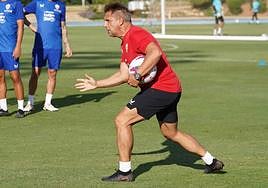 Julio Hernando da explicaciones, con intensidad, durante la sesión de trabajo.