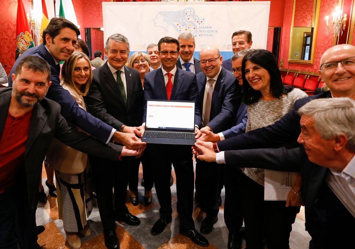 Imagen principal - Presentación de la candidatura, rueda de prensa tras la decisión del Gobierno y abrazo entre Nadia Calviño e Inés Rey.