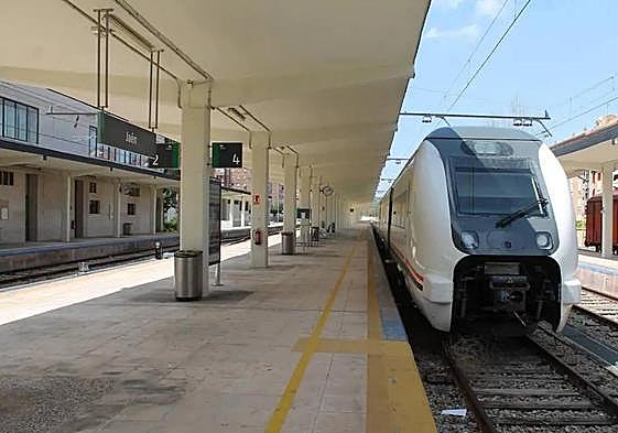 Tren parado en la estación de Jaén.
