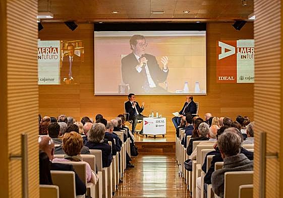 El presidente de la CEOE, Antonio Garamendi, durante su ponencia en 'Almería en Futuro'.