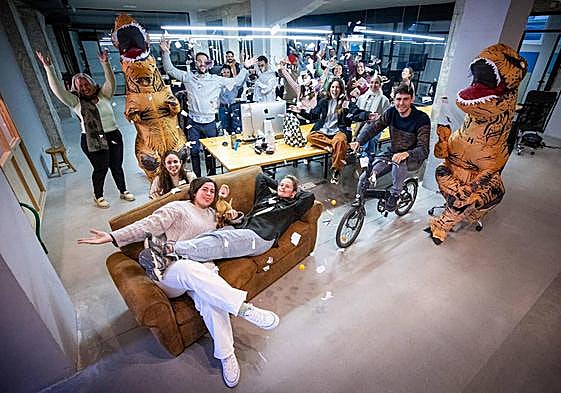 Parte de los trabajadores de Ómibu posan para IDEAL divertidos, celebrando sus vacaciones ilimitadas.