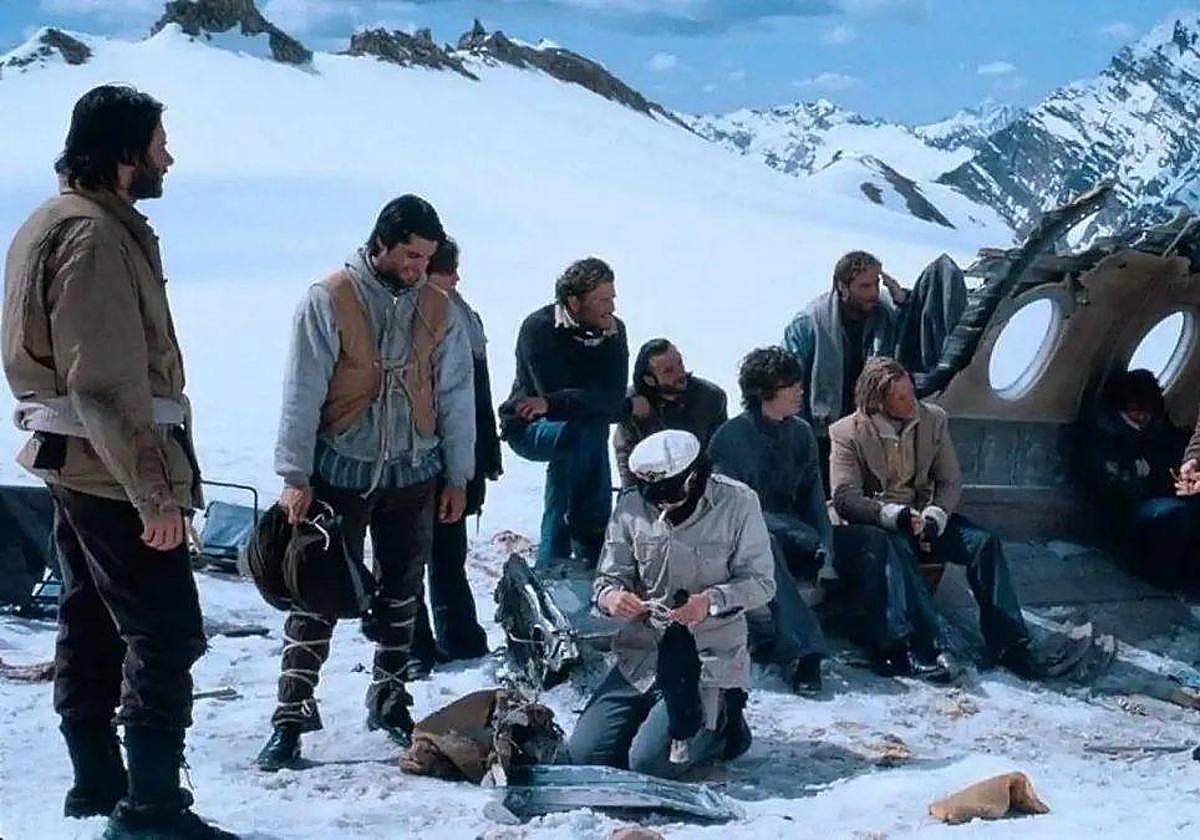 Un fotogama de 'La sociedad de la nieve', rodada en Sierra Nevada.