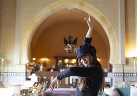 La bailaora posa en el salón del Hotel Alhambra Palace, durante la entrevista.