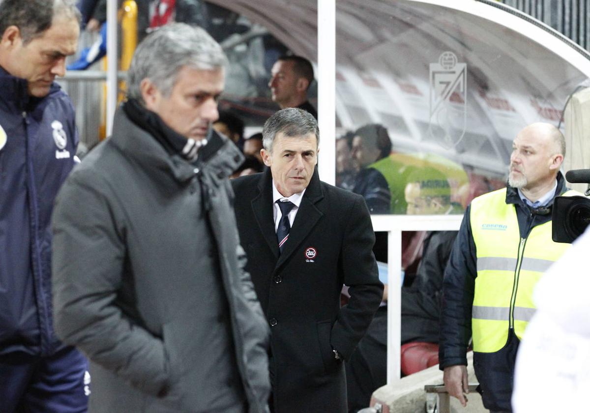 Mourinho y Alcaraz, en el partido que ganó el Granada al Madrid en Los Cármenes.