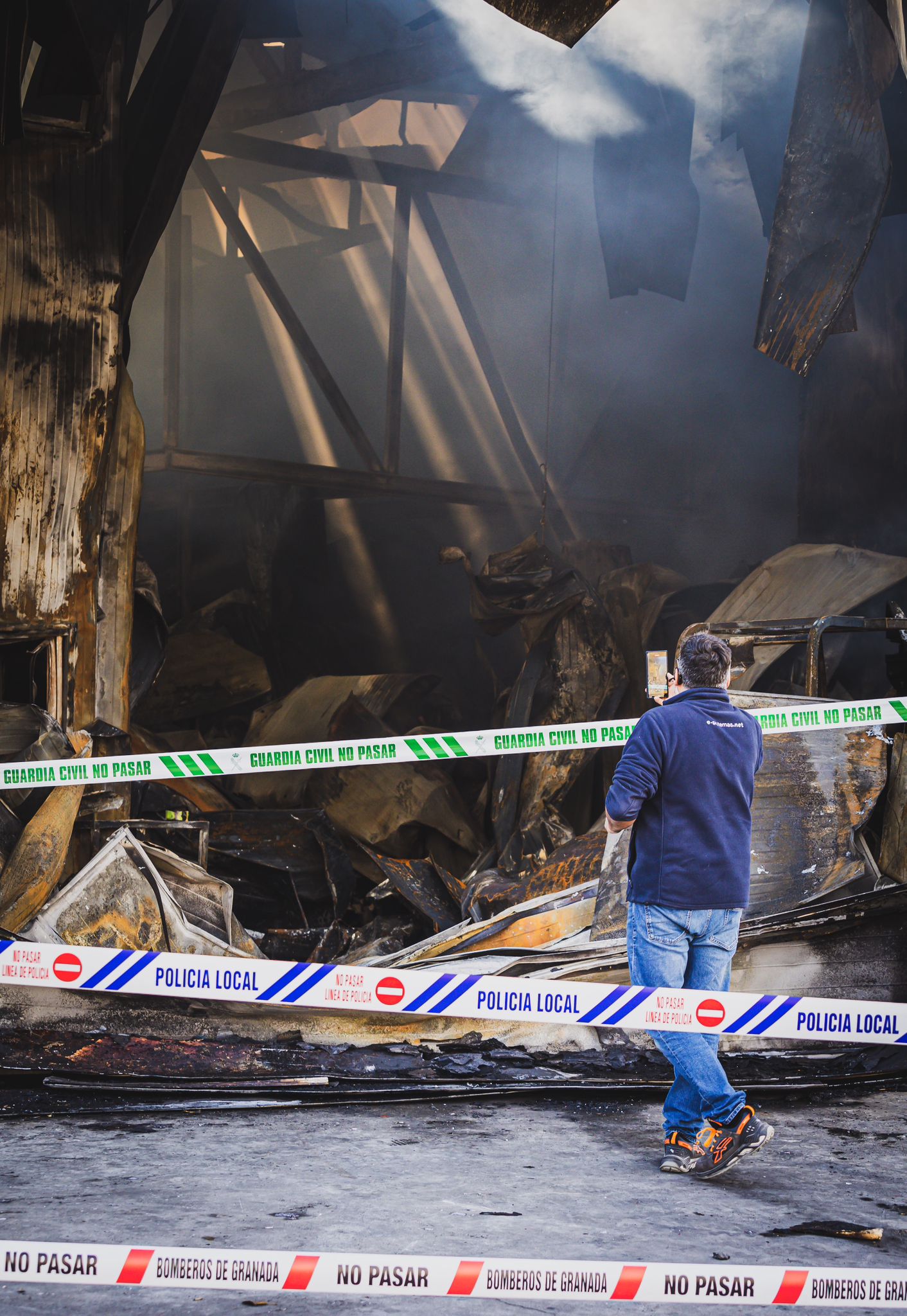 El incendio de la panadería de Alfacar, en imágenes