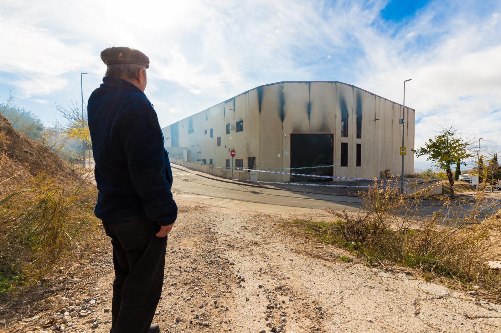 El incendio de la panadería de Alfacar, en imágenes