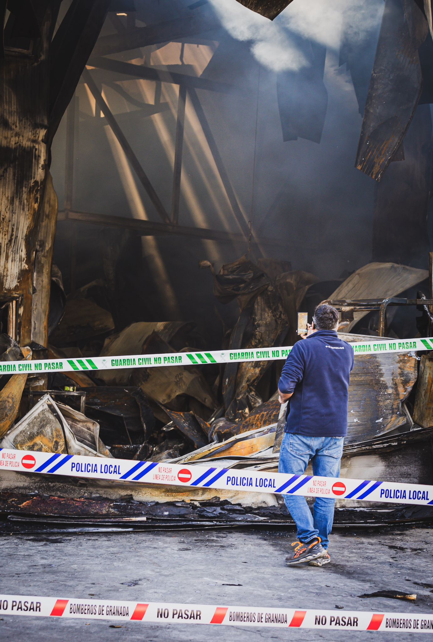 El incendio de la panadería de Alfacar, en imágenes