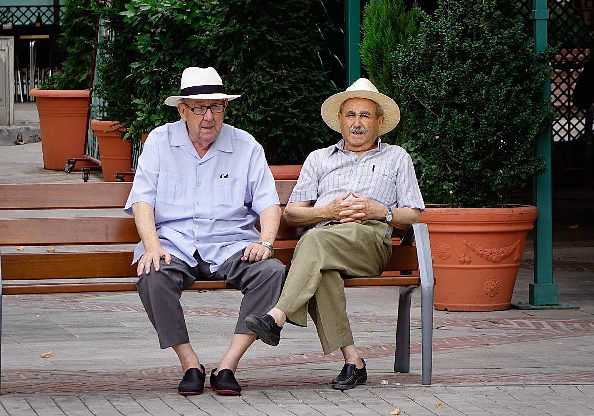 Pensionistas en la Acera del Casino de Granada, en una imagen de archivo.