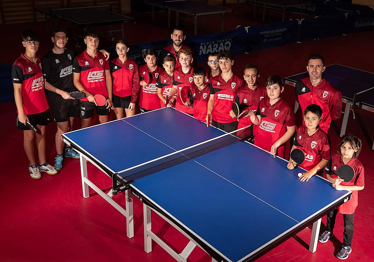 Un grupo de jugadores del CTMVegas del Genil posa para IDEAL tras un entrenamiento.