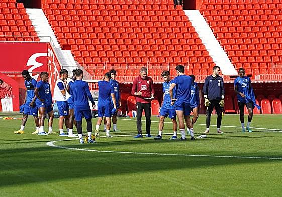 Gaizka Garitano hace indicaciones a sus jugadores antes de la sesión de este jueves.