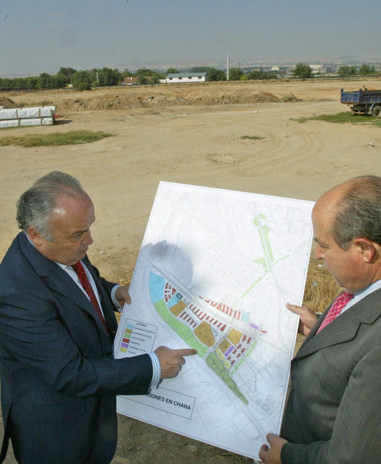 Año 2006. Luis Gerardo García Royo, concejal de Urbanismo y José Torres Hurtado, alcalde de Granada, siguen en un plano el proyecto del futuro bulevar de Las Perlas.