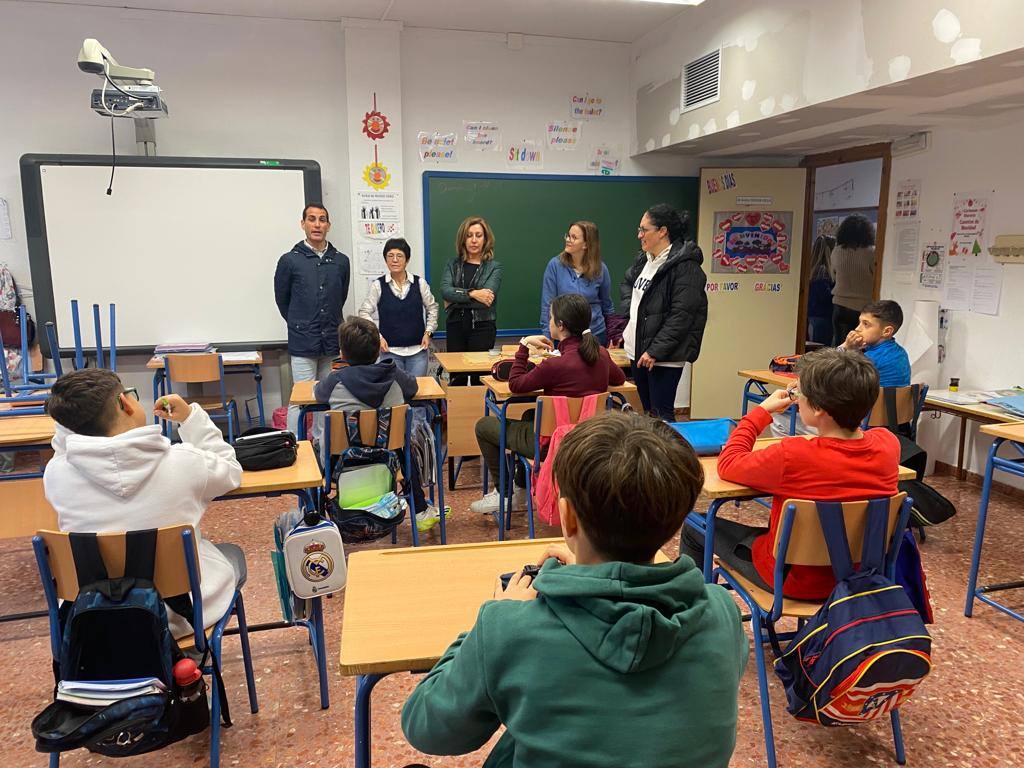 Visita del delegado, Francisco José Solano, al centro escolar.