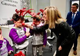 La alcaldesa Marifran Carazo saluda a un niño vestido de reno en la presentación de la carrera.