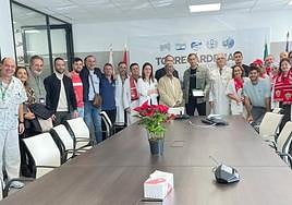 Facultativos miembros de la Peña Torrecárdenas de la UDA y los tres jugadores posan tras el encuentro en el centro hospitalario. 