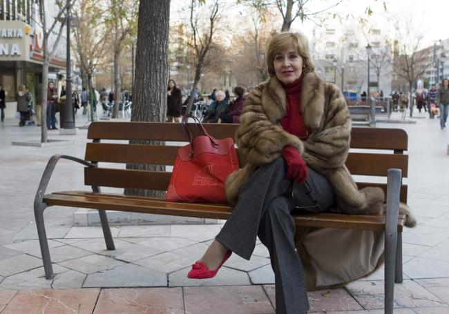 Concha Velasco posa para IDEAL posa junto al teatro Isabel la católica donde representó 'Filomena Maturano', en 2009.