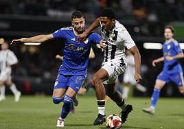 El albinegro Chirino avanzando metros ante la presión del central azulillo Tano.