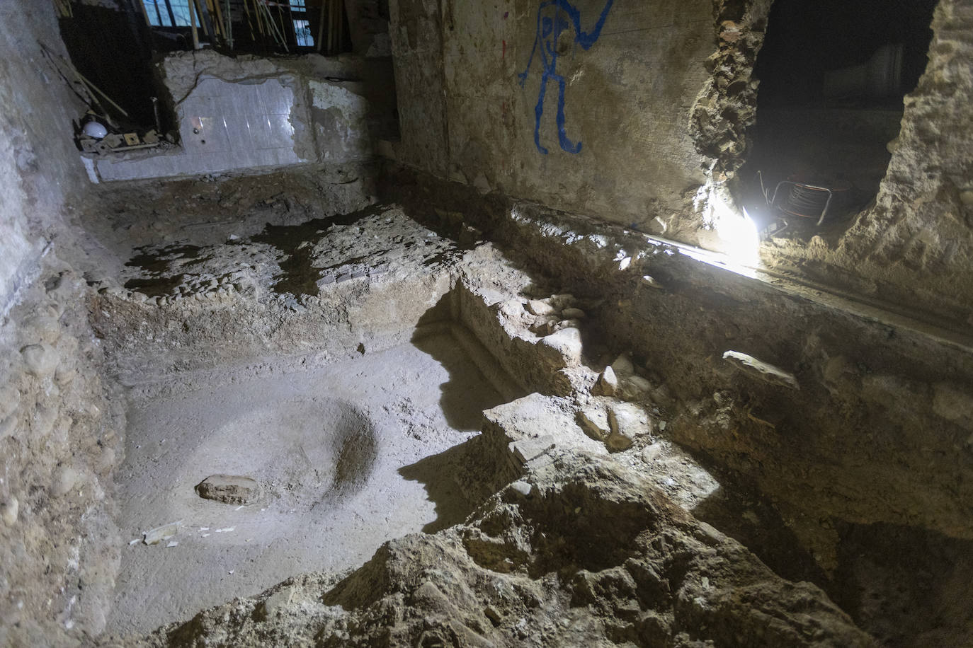 Imagen principal - Almazaras y restos de esqueleto hallados. 