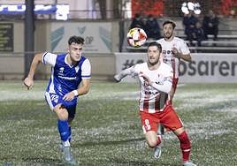 Fran Machado busca la pelota en una acción del encuentro.