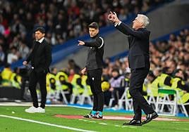 Carlo Ancelotti, durante el partido contra el Granada con Alexander Medina al fondo.