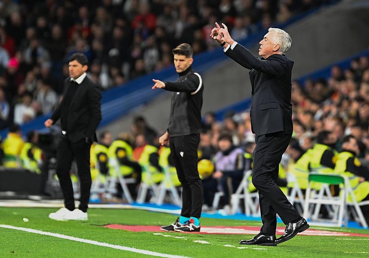 Carlo Ancelotti, durante el partido contra el Granada con Alexander Medina al fondo.