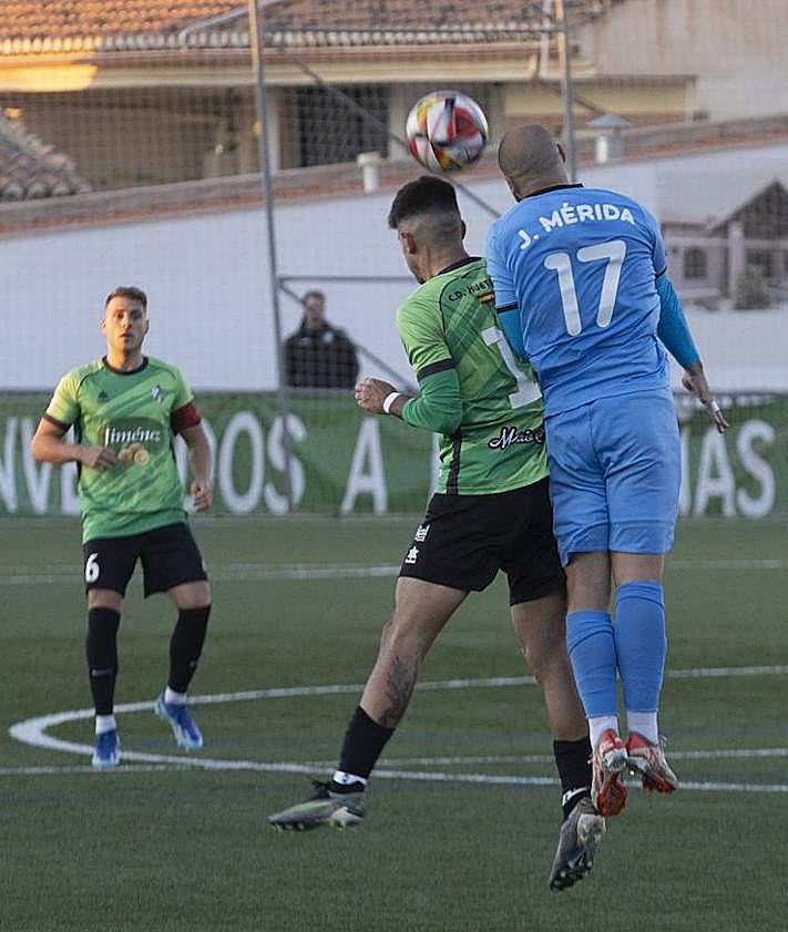 Imagen secundaria 2 - El Huétor Vega compitió en busca del empate.