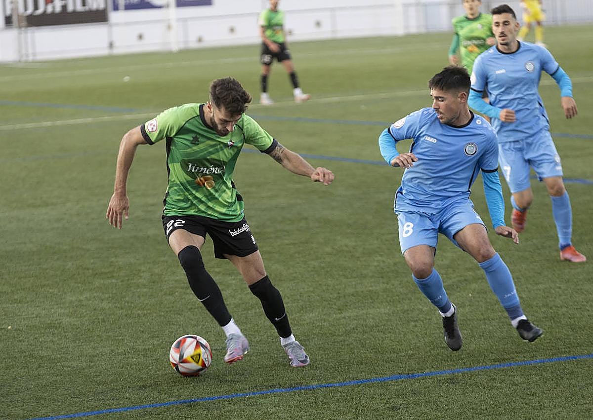 Imagen secundaria 1 - El Huétor Vega compitió en busca del empate.