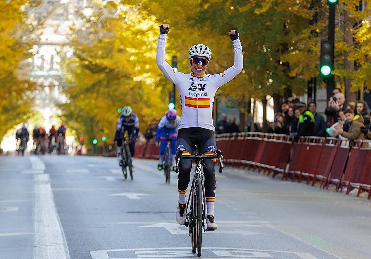Mavi García leventa los brazos en la línea de meta.