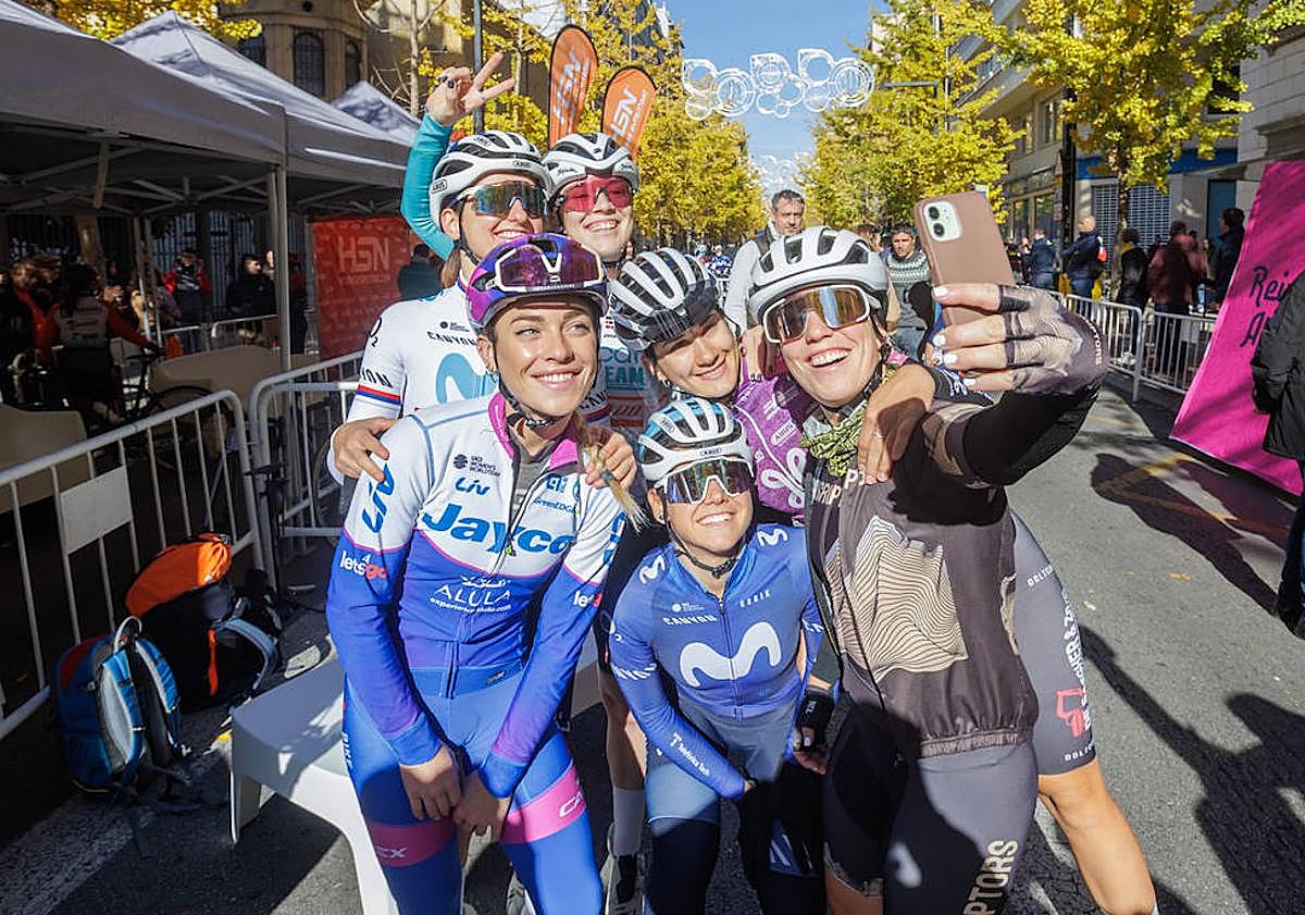 Imagen principal - Las ciclistas se dejaron fotografiar durante todo el evento.