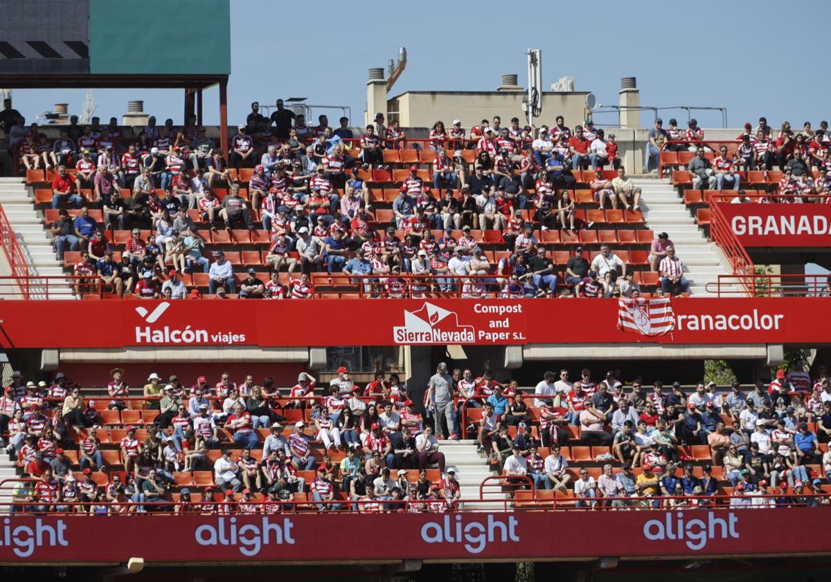 Encuéntrate en la grada en el partido entre Granada y Alavés