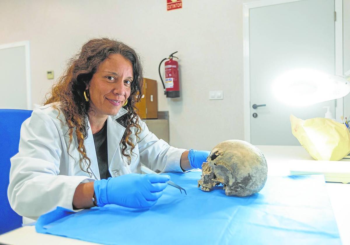 Ruth García posa junto a un cráneo en una de las salas de autopsias de las instalaciones.