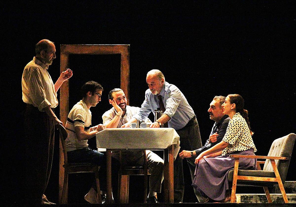 Todos los personajes que interpretan la obra, en escena.