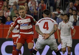 Los futbolistas del Granada suben al autobús que los lleva al estadio Sánchez Pizjuán.