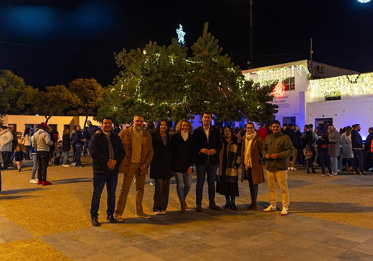Cientos de vecinos reciben la Navidad en San Isidro con el encendido del alumbrado y una 'zambombada' flamenca