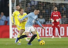 Iago Aspas aguanta un balón ante Álex Fernández.