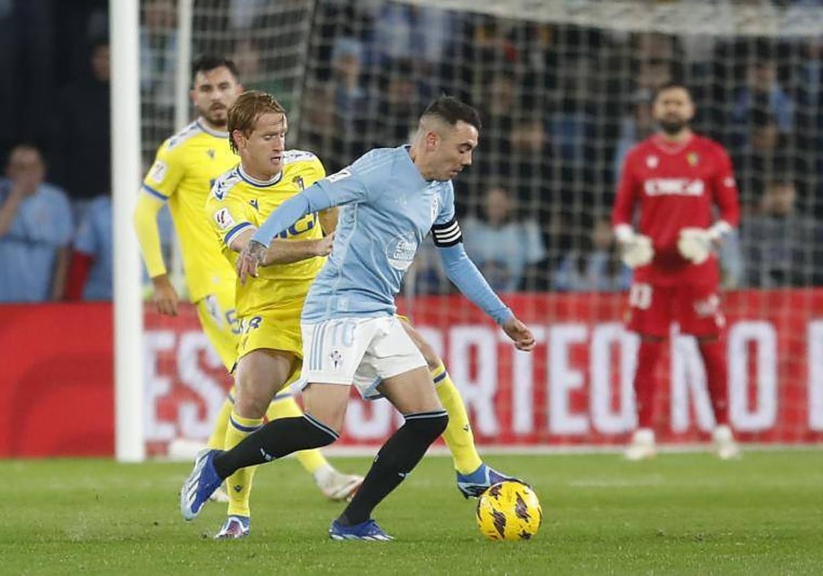 Iago Aspas aguanta un balón ante Álex Fernández.