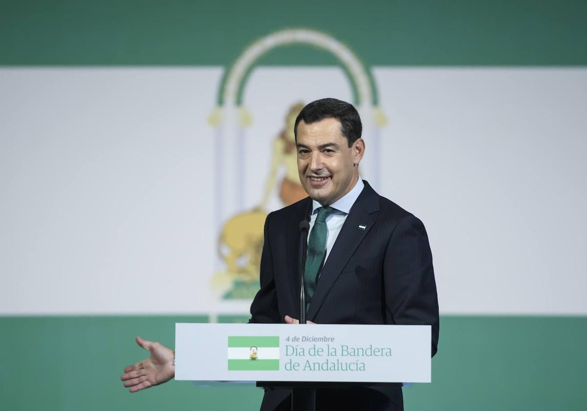 Juanma Moreno, presidente de la Junta, durante los actos del Día de la Bandera