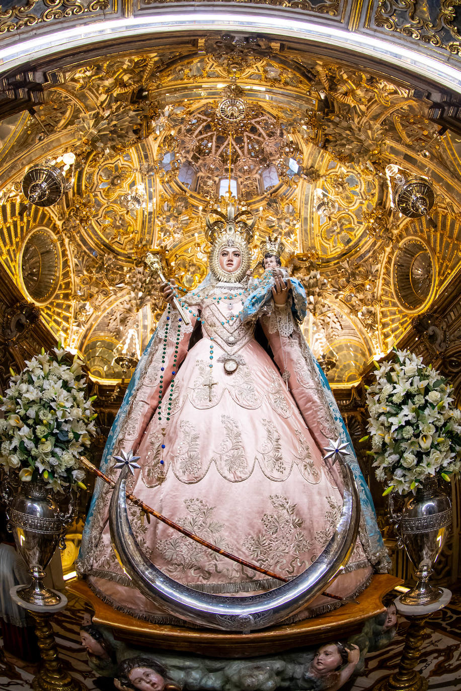 Las imágenes del espectacular camarín de la Virgen del Rosario de Granada