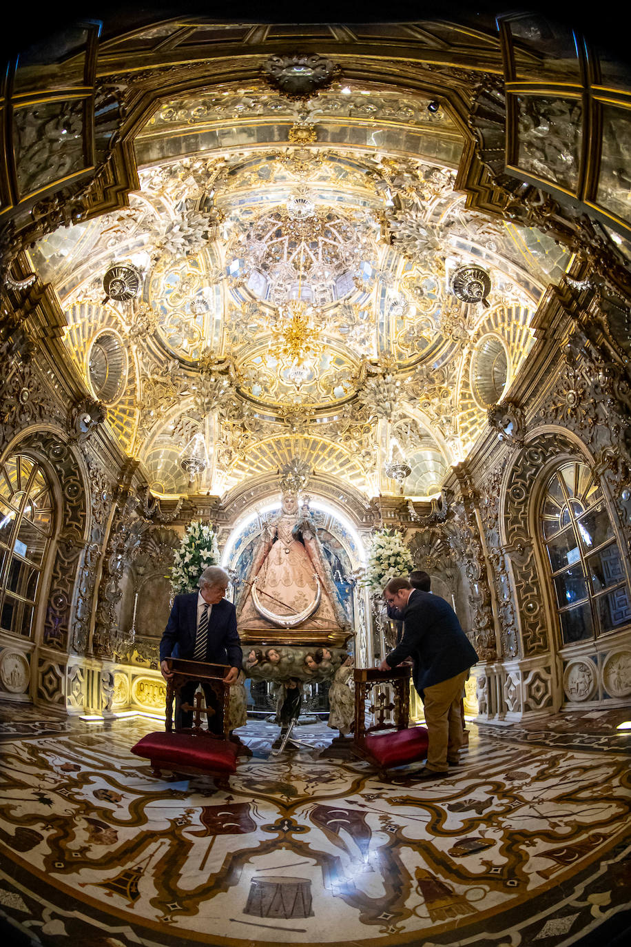 Las imágenes del espectacular camarín de la Virgen del Rosario de Granada