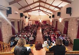 El Centro Socioeconómico de Sorihuela del Guadalimar acogió el Café Literario con Fanny Rubio.