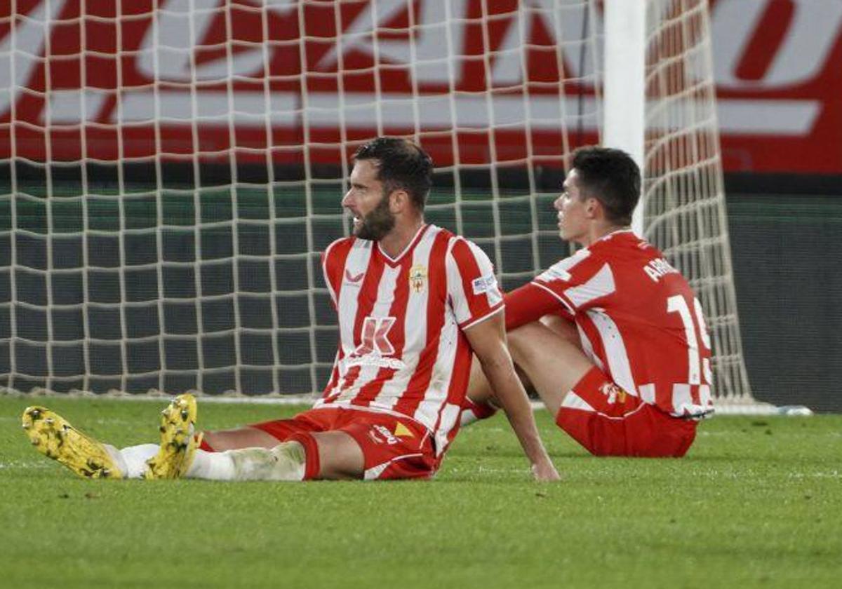 Baptistao y Arribas, desolados tras el empate con el Betis.