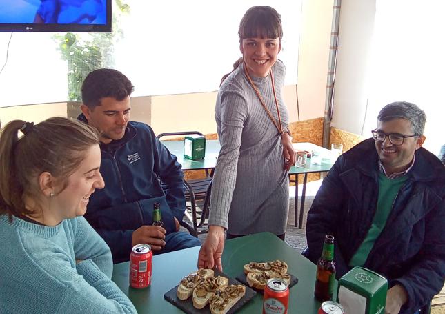 Noelia sirviendo unas tapas.