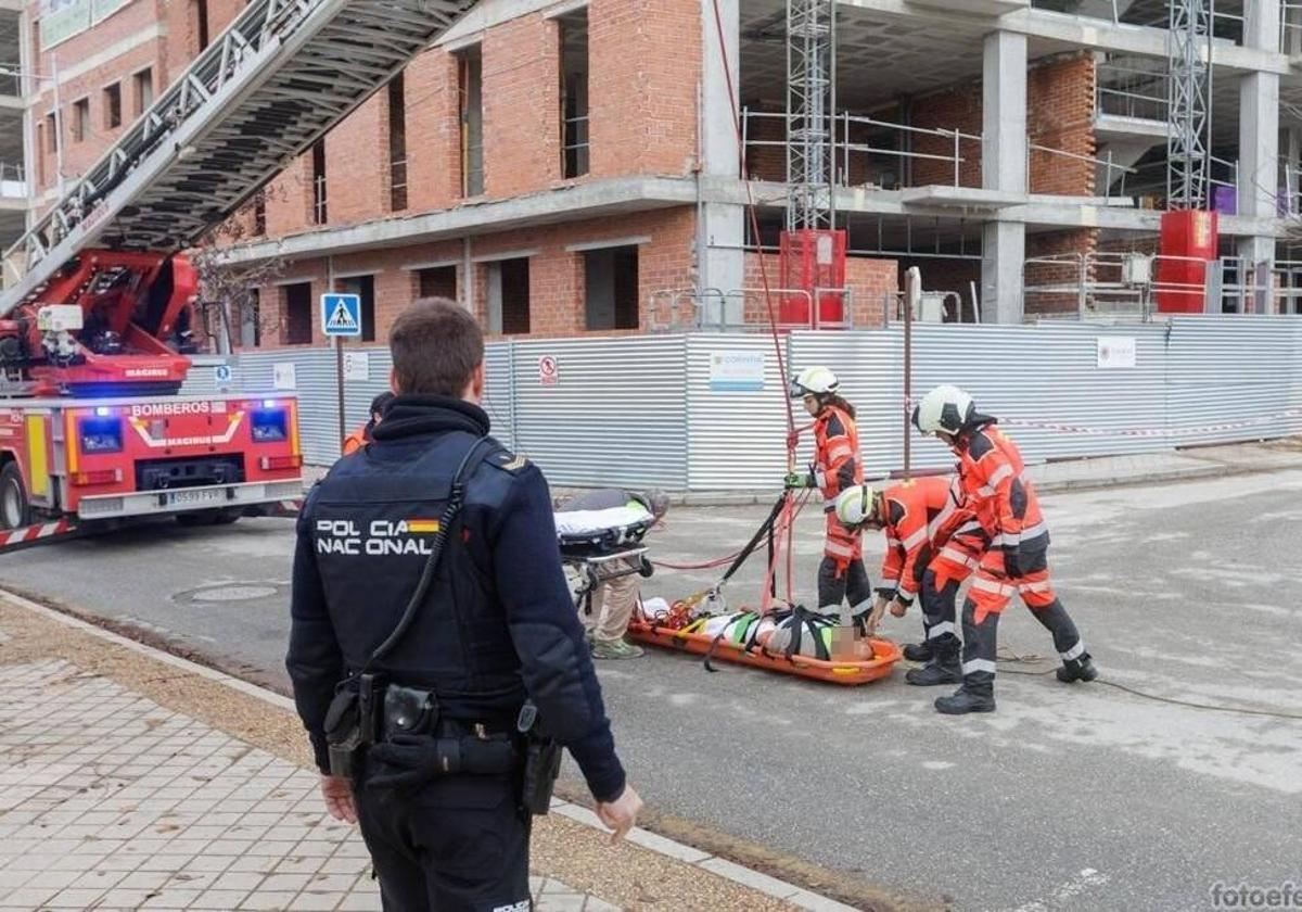 Herido un trabajador al caerle una chapa mientras trabajaba en una obra en la Chana