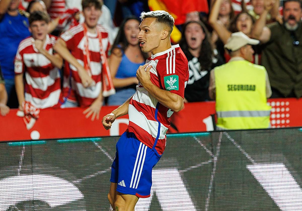 Bryan Zaragoza celebra un gol con el Granada.