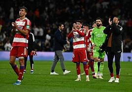 Los futbolistas del Granada, dolidos y preocupados tras la derrota en el Bernabéu, agradecen con aplausos el ánimo de su afición desplazada.