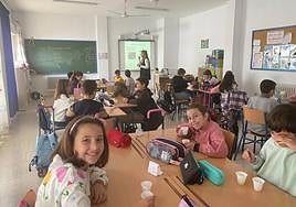 Alumnos de Torredonjimeno hacen una cata de aceite de oliva.